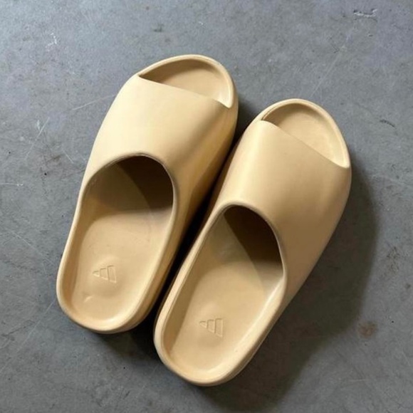 Yeezy Slides Desert Sand Size 10